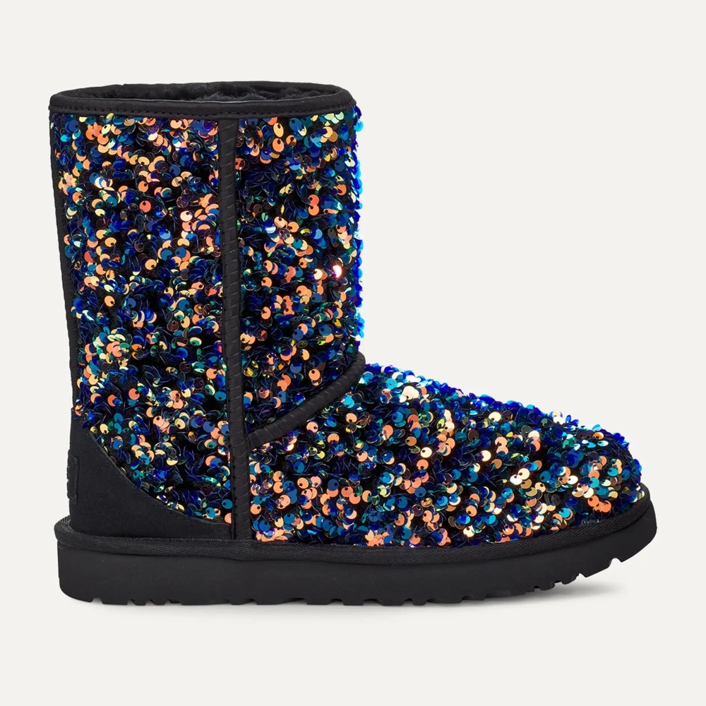 UGG CLASSIC SHORT STELLAR SEQUIN BLACK
BOOTS - WOMEN'S size 5